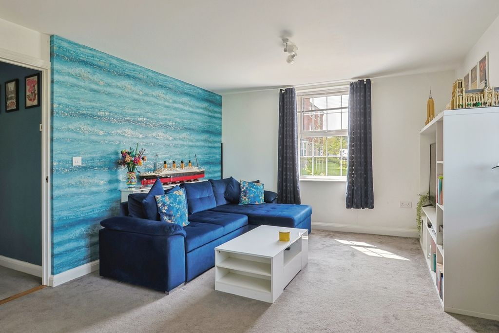 Property photo 2 of 12 Lounge