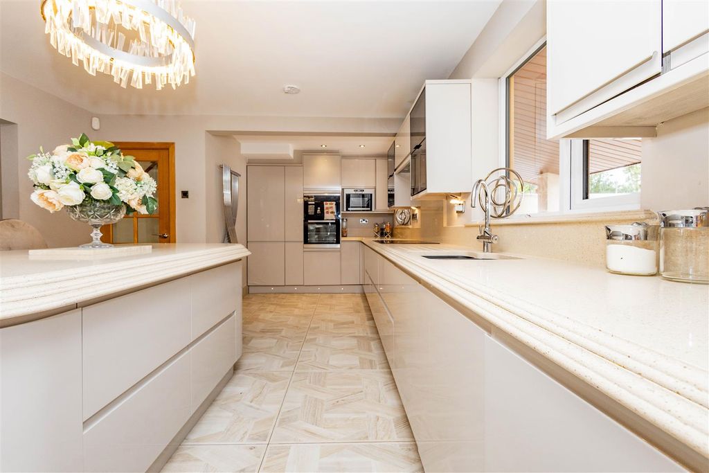 Property photo 2 of 33 Kitchen/Diner