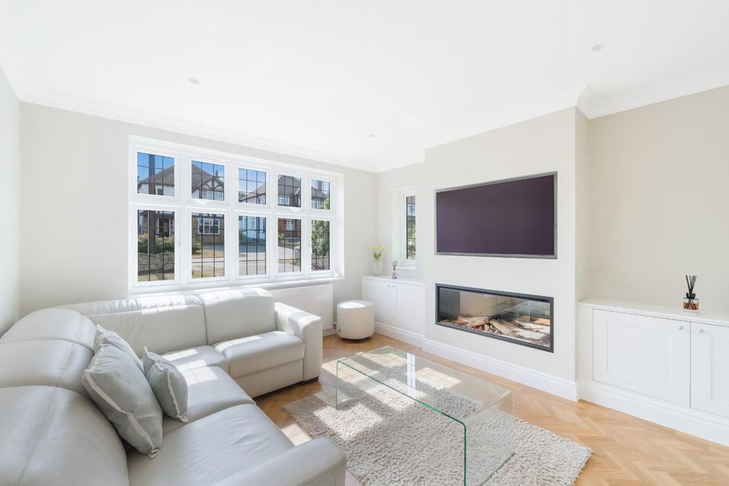 Property photo 2 of 22 Chantry Hurst