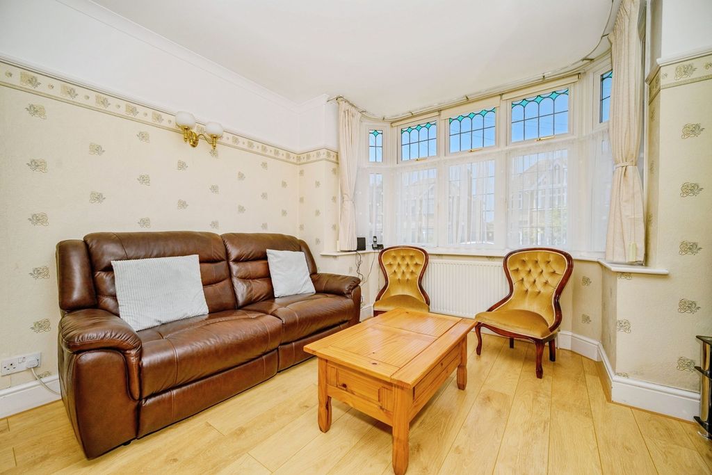 Property photo 2 of 17 Photo
