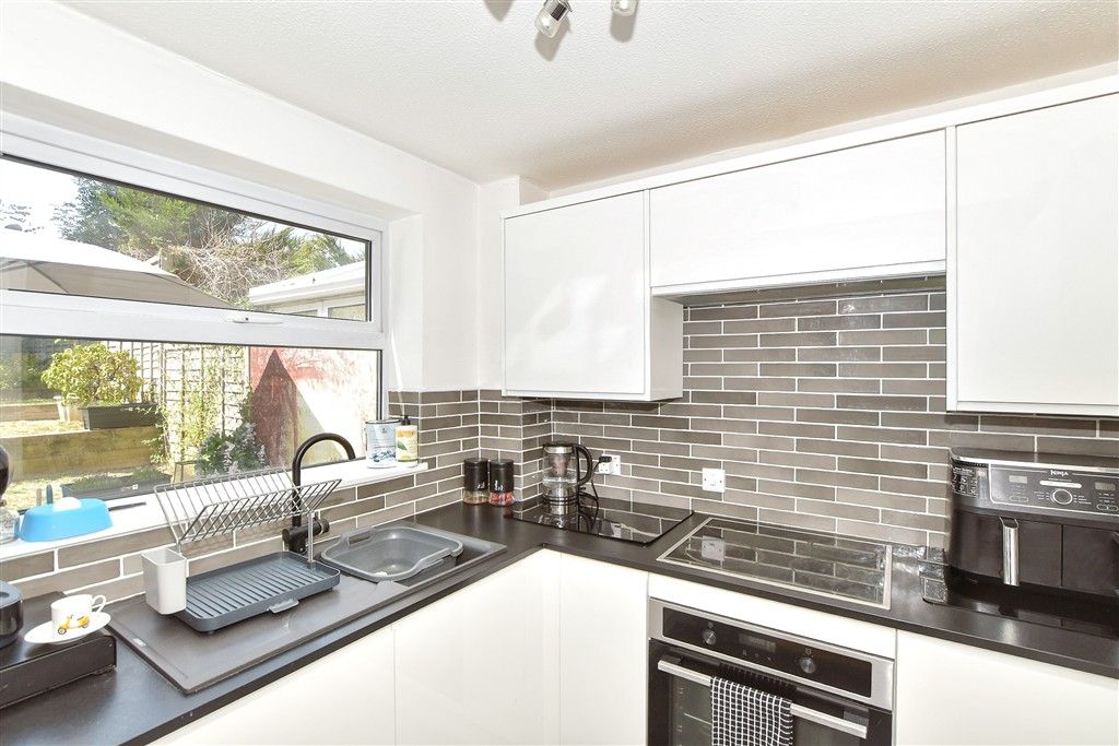 Property photo 3 of 11 Kitchen