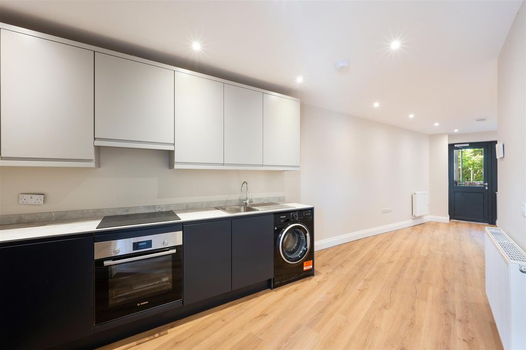 Property photo 3 of 8 High Street 12A,Flat 2  (6).Jpg