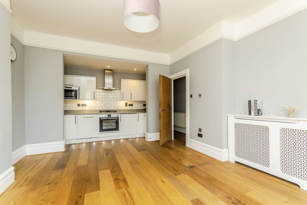 Property photo 2 of 17 Lounge