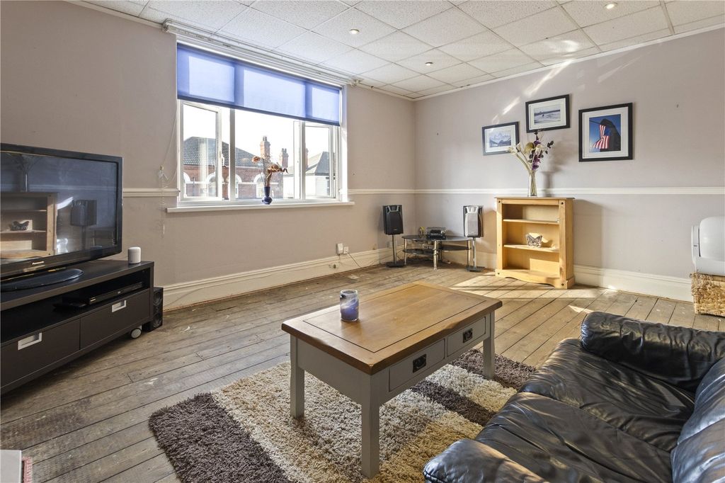 Property photo 3 of 16 Picture No. 13