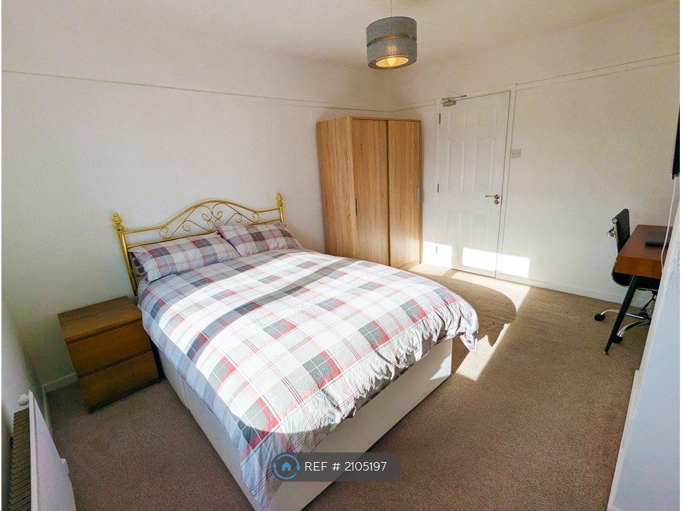 Property photo 3 of 9 Large Double Room 1