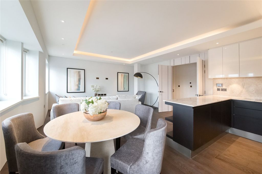 Property photo 3 of 11 Dining Area