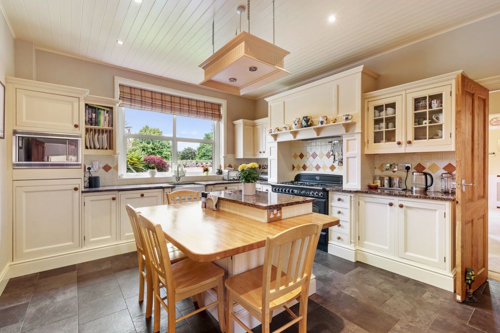 Property photo 2 of 46