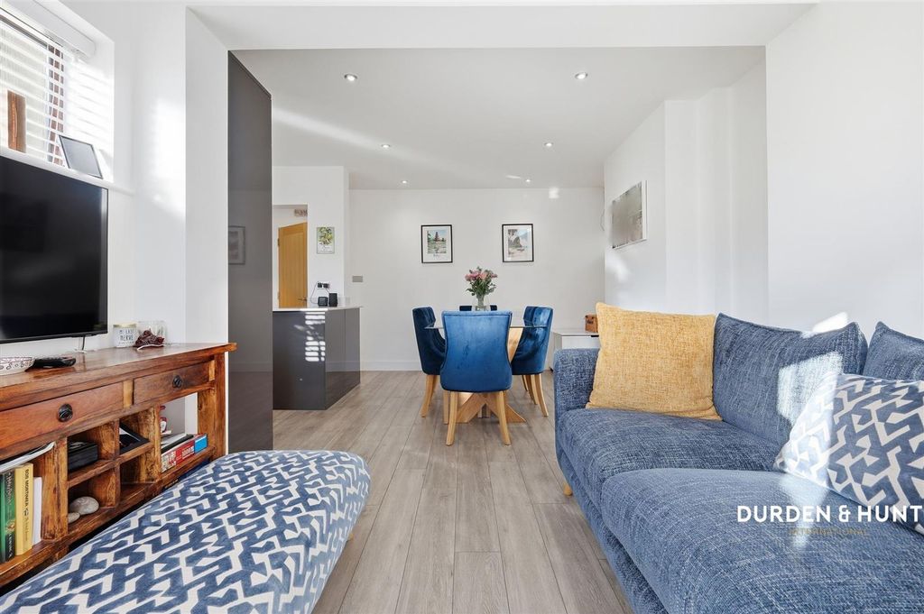 Property photo 2 of 25 Lympstone Close