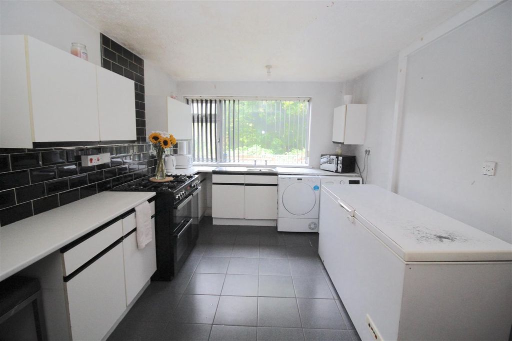 Property photo 3 of 10 Kitchen