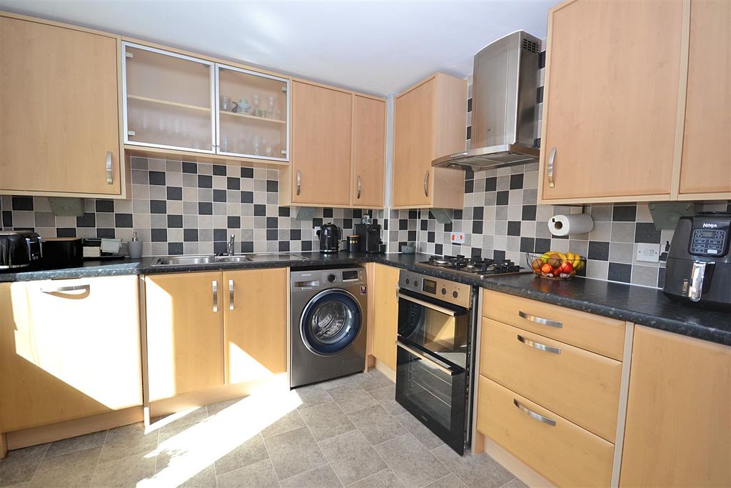 Property photo 3 of 14 16 (27).Png