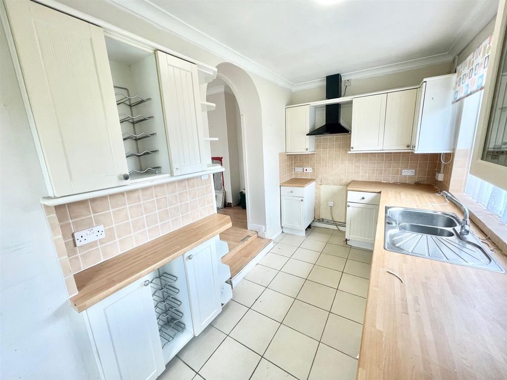 Property photo 2 of 11 Kitchen