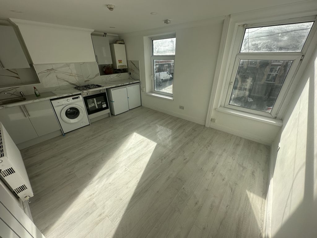 Property photo 1 of 5 2/3 Bedroom To Rent Mackintosh Place, Cathays Cf24