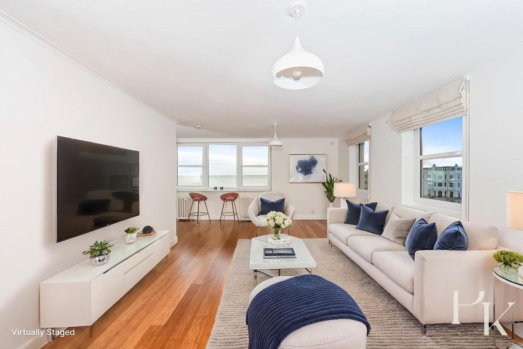 Property photo 1 of 31 Courtenay-Terrace-Flag-Court-Flat-36-026 - Living