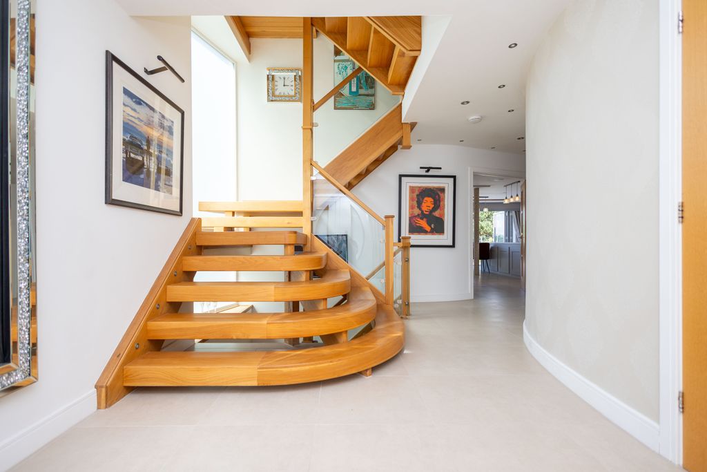 Property photo 3 of 20 Entrance Hallway