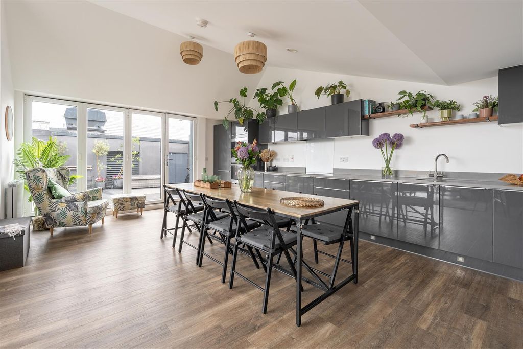 Property photo 3 of 42 Collendale Road, E17