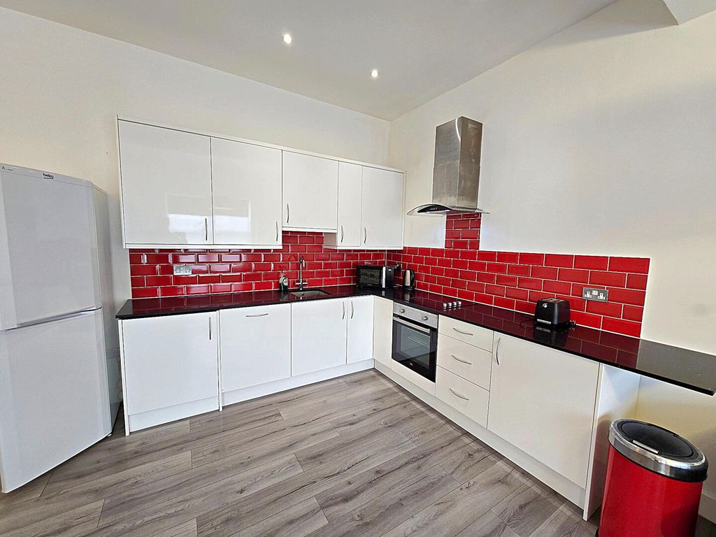 Property photo 3 of 7 Kitchen