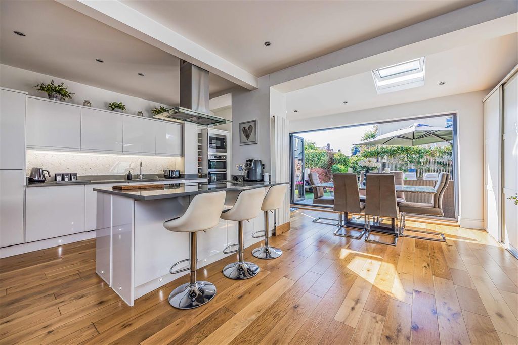 Property photo 1 of 27 102 Kirby Road, Copnor-Small-Porticomarketing-Sold