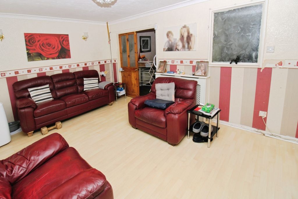 Property photo 2 of 12 Lounge