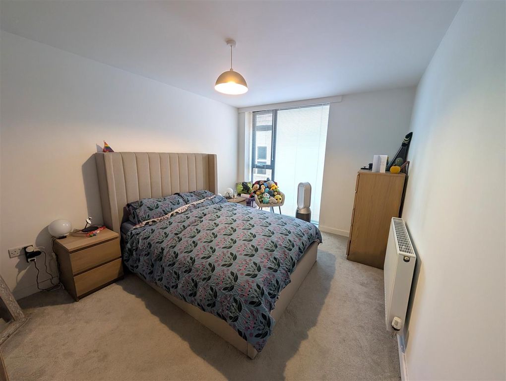 Property photo 2 of 6 Bedroom