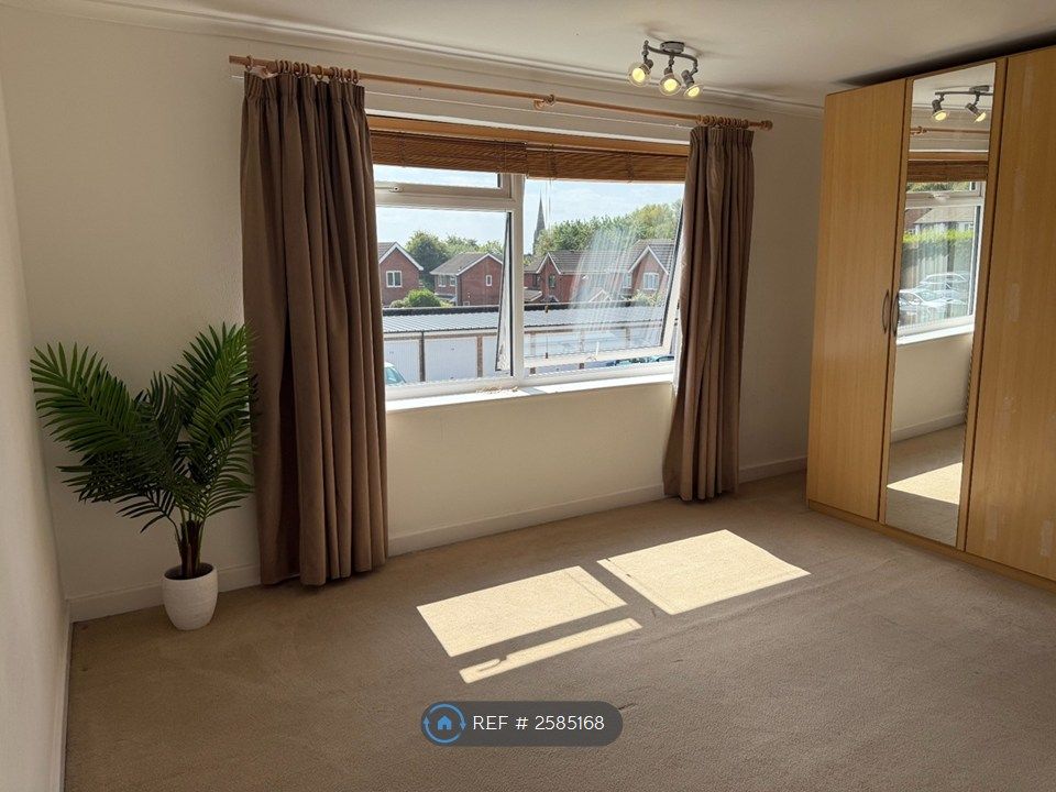 Property photo 3 of 10 Master Bedroom