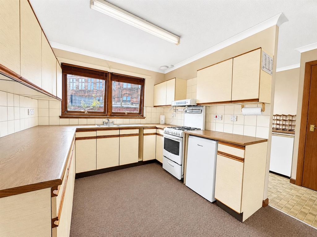 Property photo 3 of 11 Kitchen
