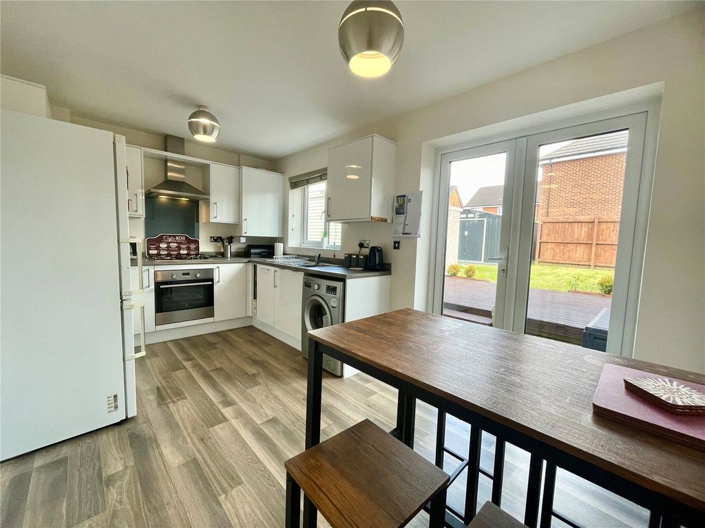 Property photo 3 of 18 Dining Kitchen