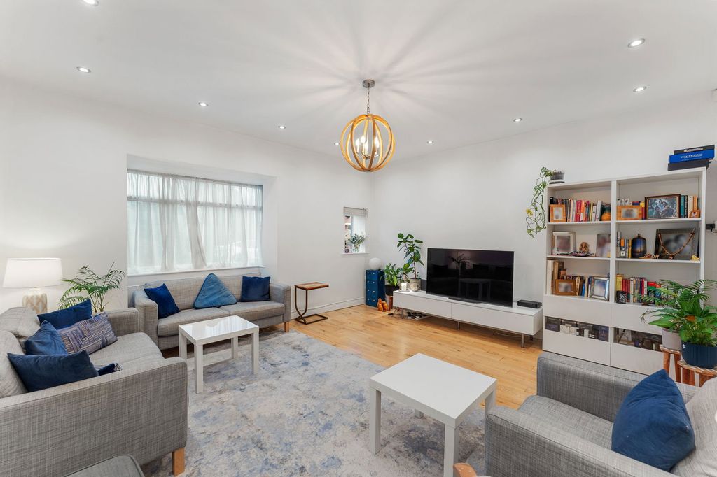 Property photo 2 of 27