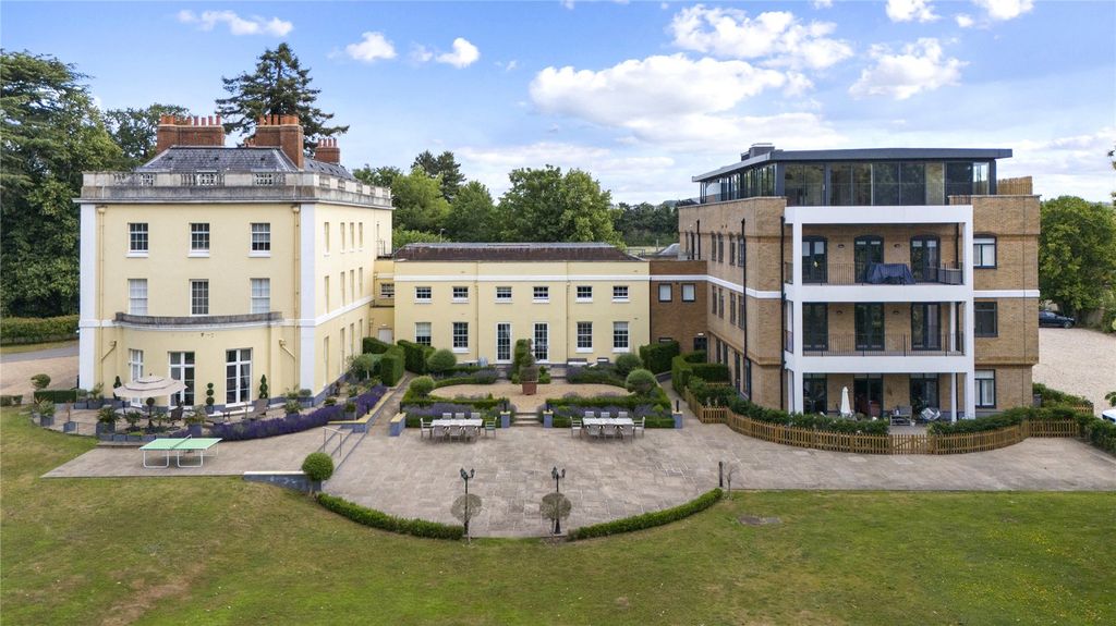 Property photo 2 of 17 Westhorpe House