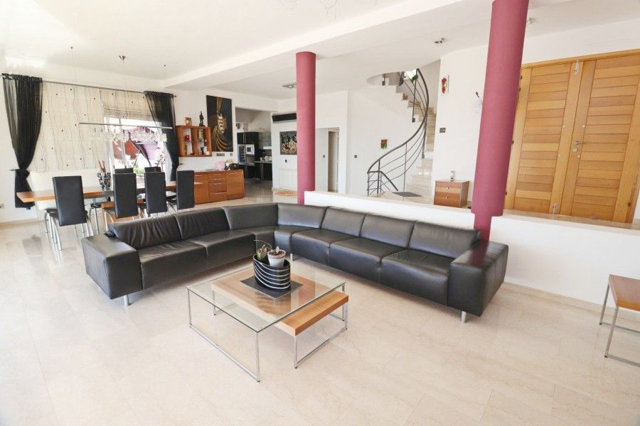 Property photo 2 of 46