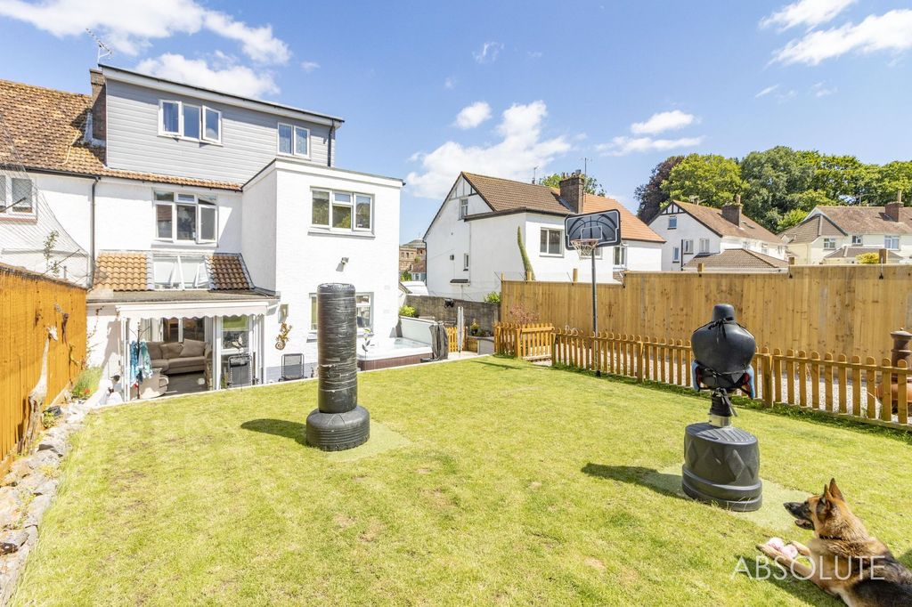 Property photo 3 of 33