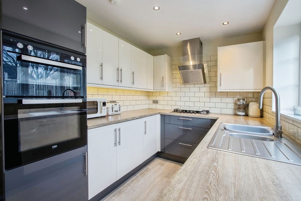 Property photo 2 of 19 Kitchen