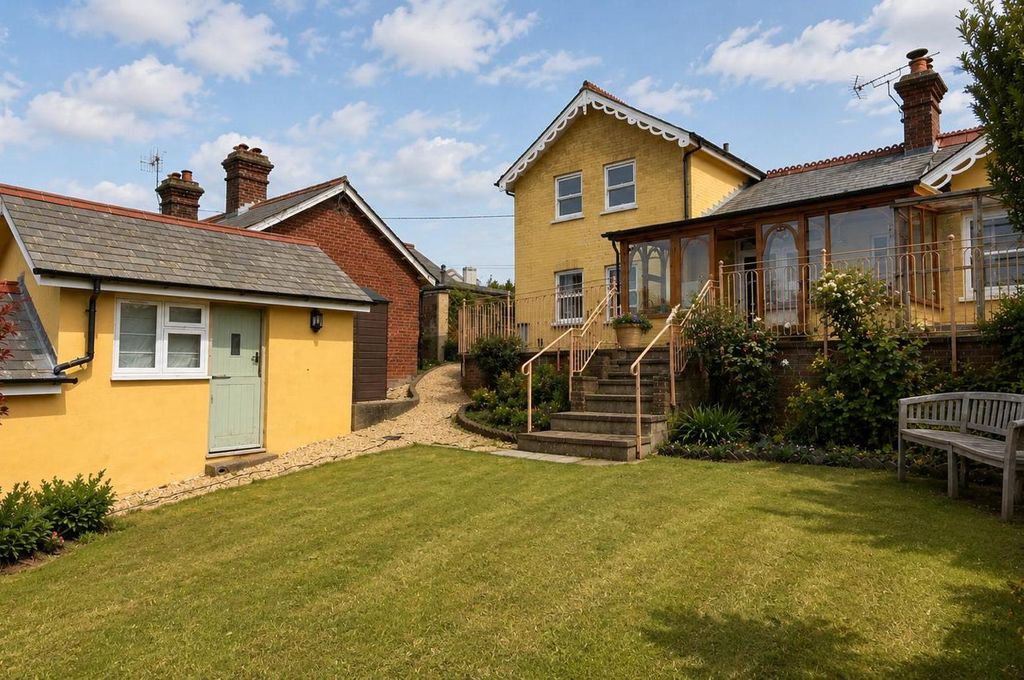 Property photo 1 of 25 Three Bedroom Cottage/ Chalet