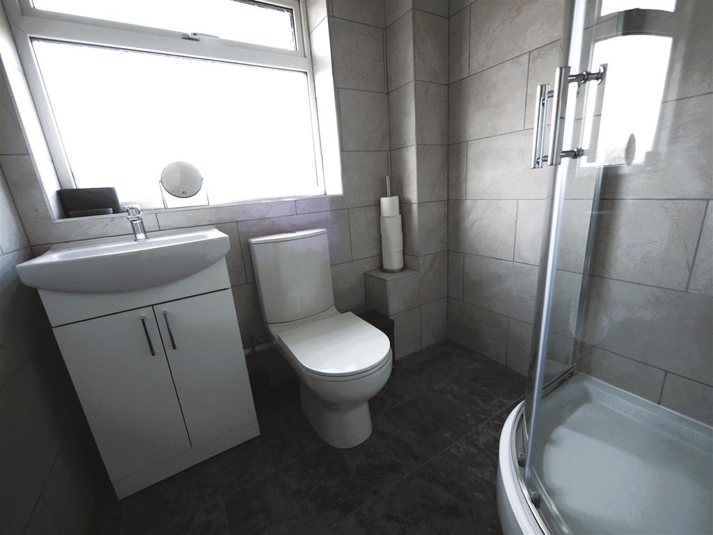 Property photo 3 of 21 Bathroom