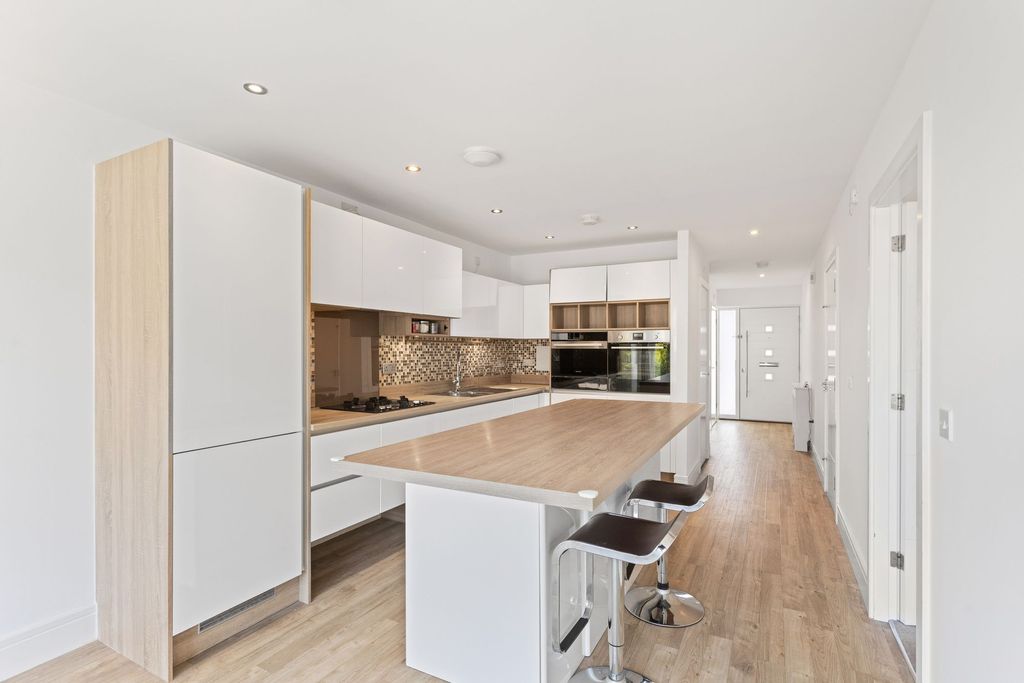 Property photo 2 of 20 Kitchen/Breakfasting Area