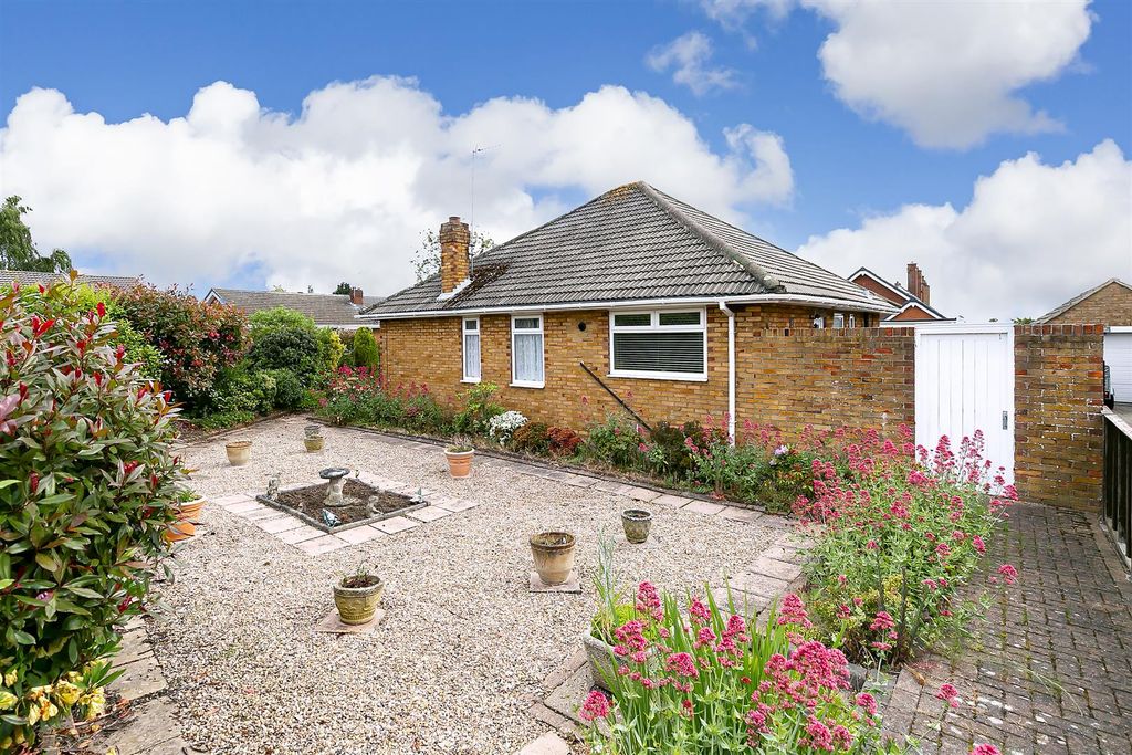 Property photo 3 of 16 010 - 2 White Walk.Jpg