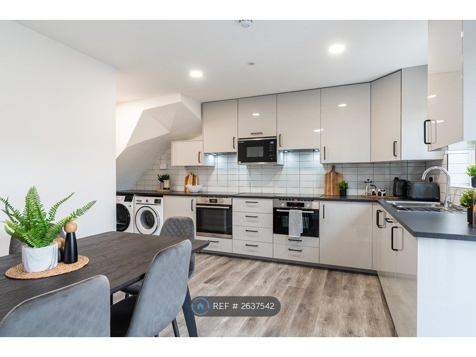 Property photo 2 of 18 Communal Kitchen/Dinning Room