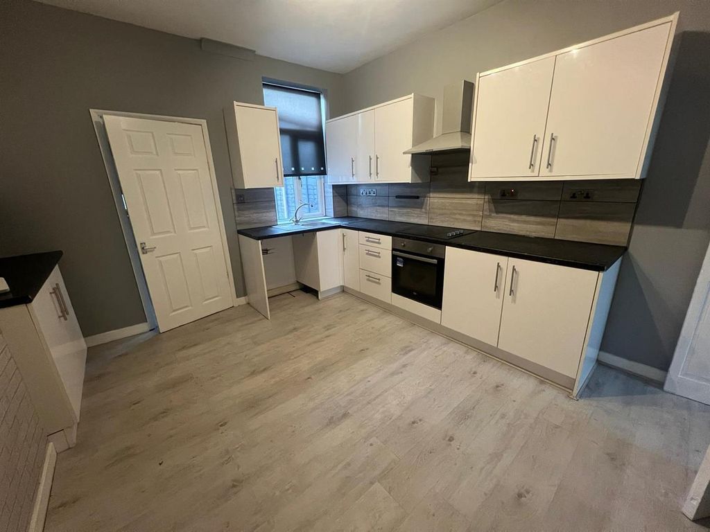 Property photo 2 of 11 Dining Kitchen