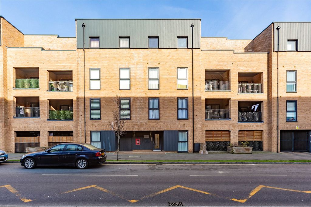 2 bed flat for saleLees Court, 53 Royal Anglian Way, Dagenham RM8