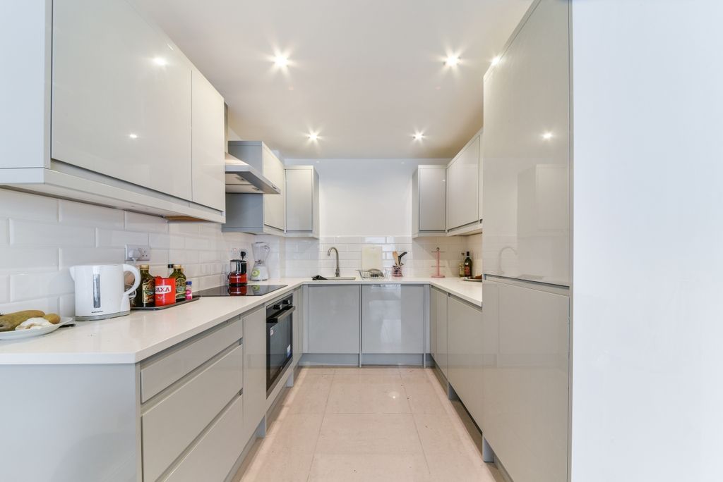 Property photo 2 of 6 Kitchen