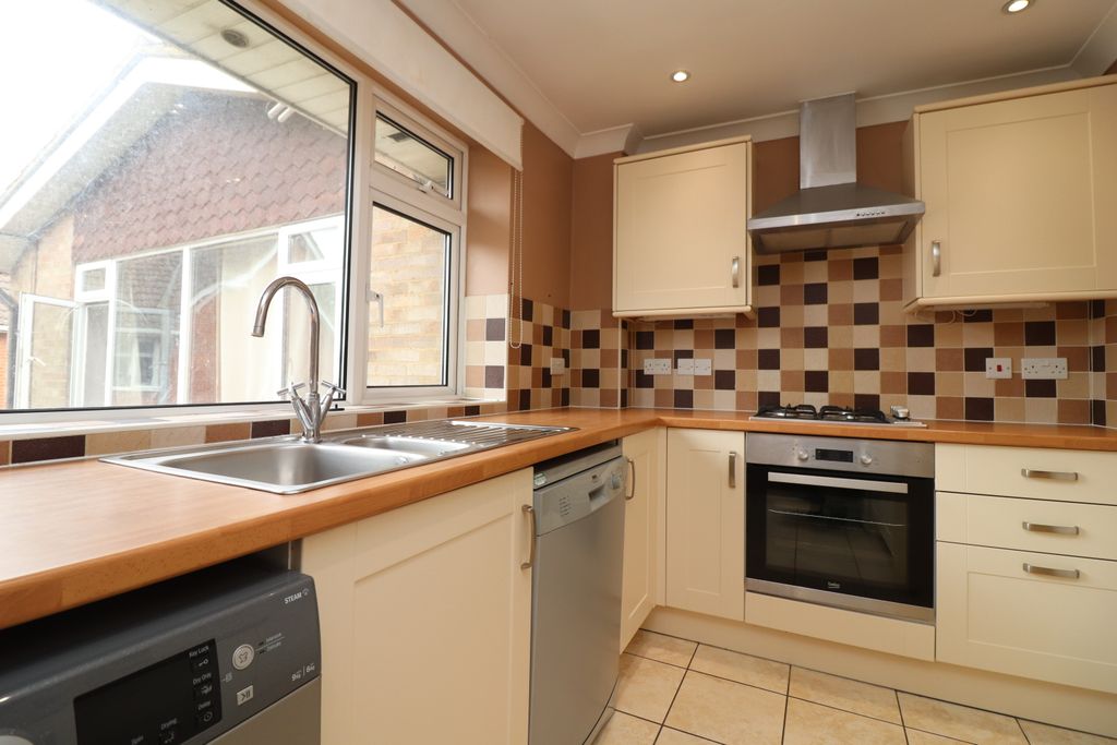 Property photo 3 of 10 Kitchen