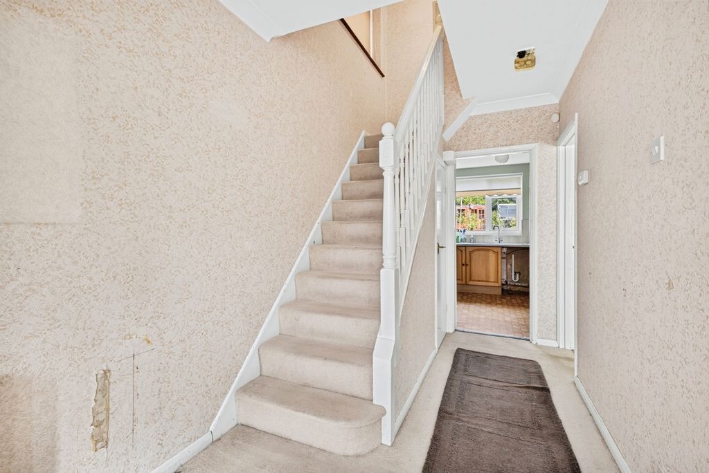 Property photo 2 of 19 Entrance Hall