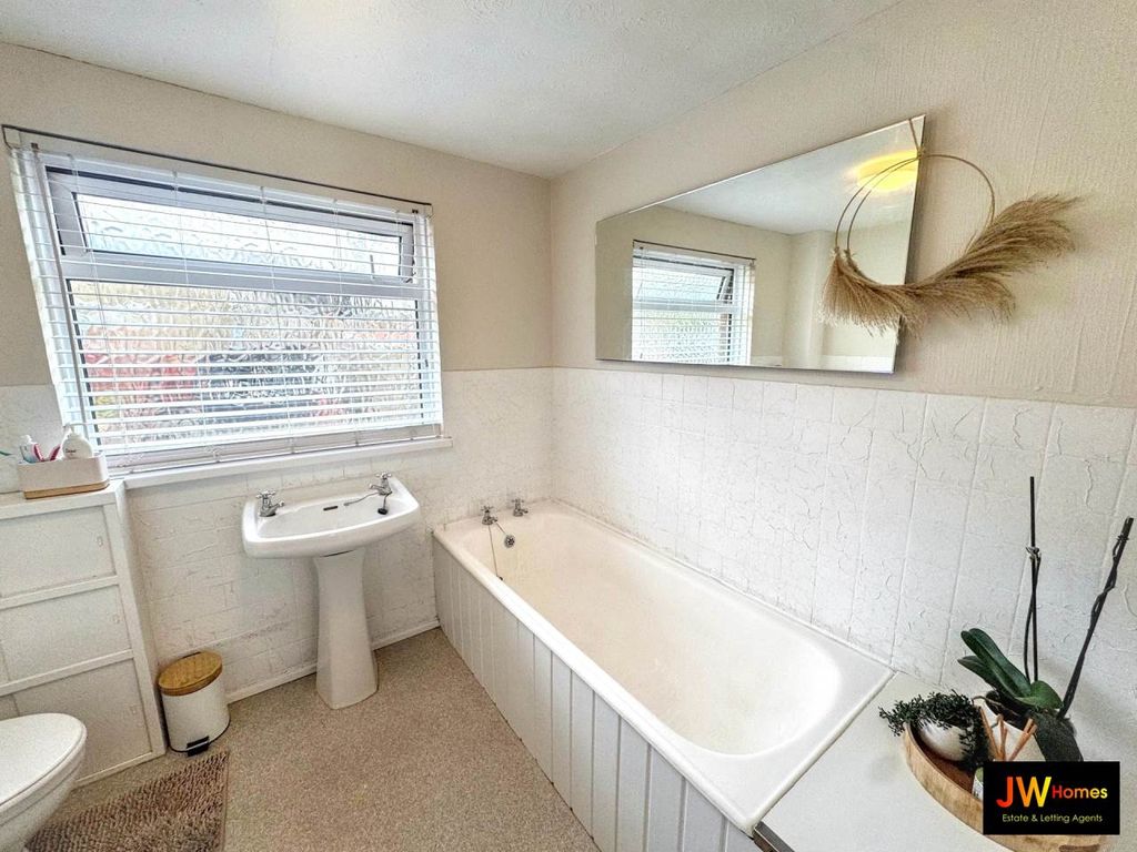 Property photo 3 of 11 Dining Room