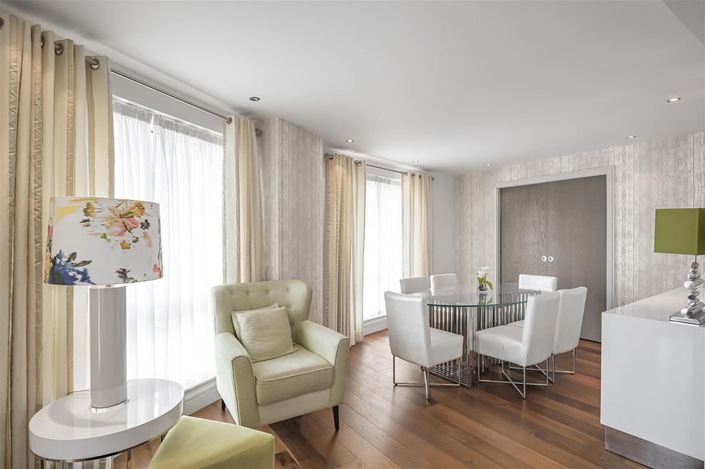 Property photo 1 of 22 Lounge / Dining Area