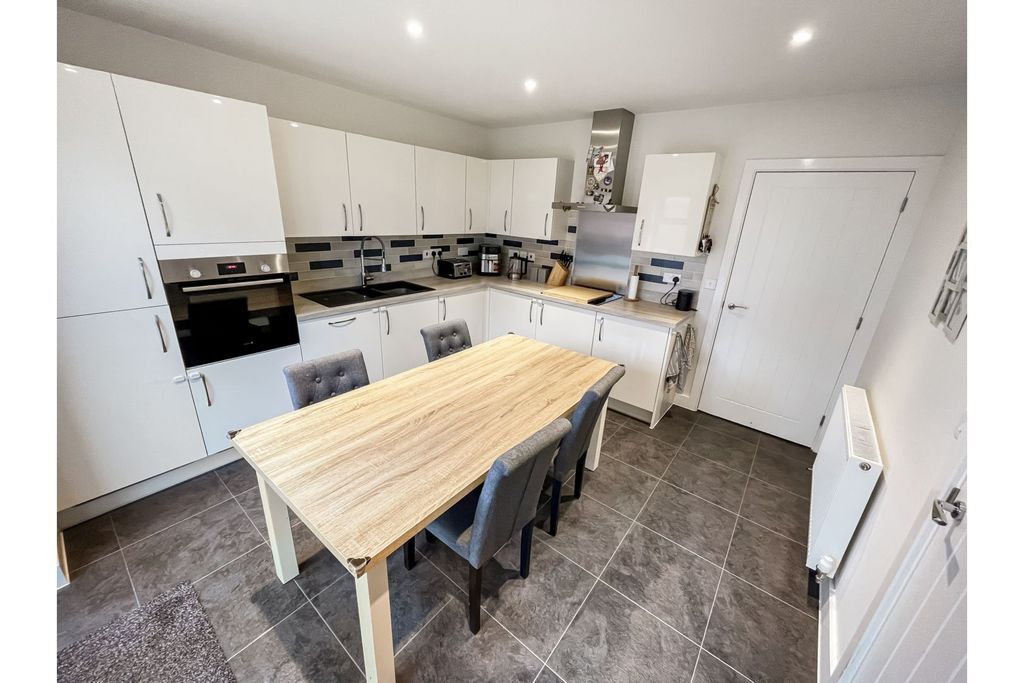 Property photo 3 of 16 Kitchen