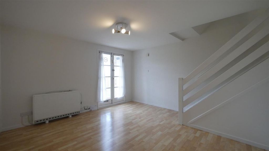 Property photo 2 of 11 Lounge