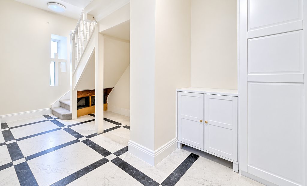 Property photo 1 of 4 Lobby
