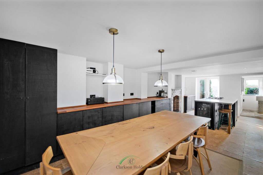 Property photo 3 of 39