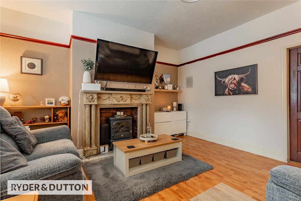 Property photo 2 of 16 Lounge