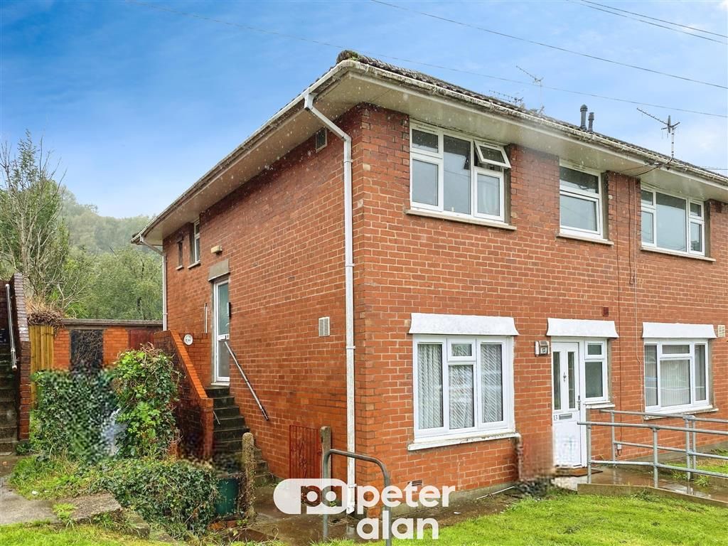 Property photo 1 of 6 Living Room