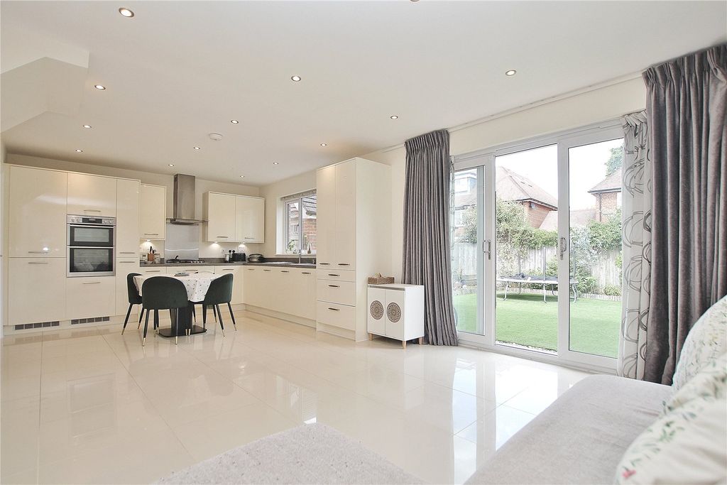 Property photo 2 of 19 Picture No. 27